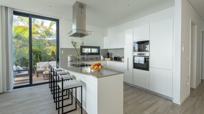 Fridge, microwave, oven, stovetop - Moonlight Villa by LovelyStay (Estreito da Calheta)