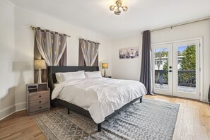 Tabla de planchar con plancha, cuna de viaje, wifi y ropa de cama 