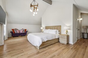 Tabla de planchar con plancha, cuna de viaje, wifi y ropa de cama 