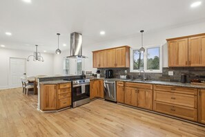 Fridge, oven, stovetop, toaster - Game Room | Family House | Close to Buford Highway (Chamblee)