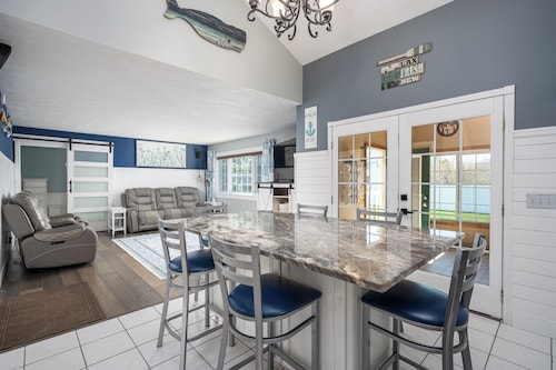 Beautiful, spacious luxury home in Michigan for 12
.