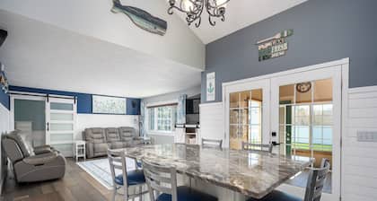 Beautiful, spacious luxury home in Michigan for 12
.