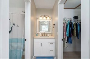 Secadora de cabello, toallas, jabón, papel de baño 