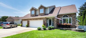 Beautiful, spacious home in Michigan for 12
.