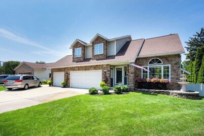 Beautiful, spacious home in Michigan for 12
.