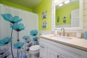 Secadora de cabello, toallas, jabón, papel de baño 