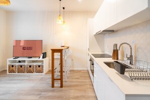 Réfrigérateur, micro-ondes, four, lave-vaisselle