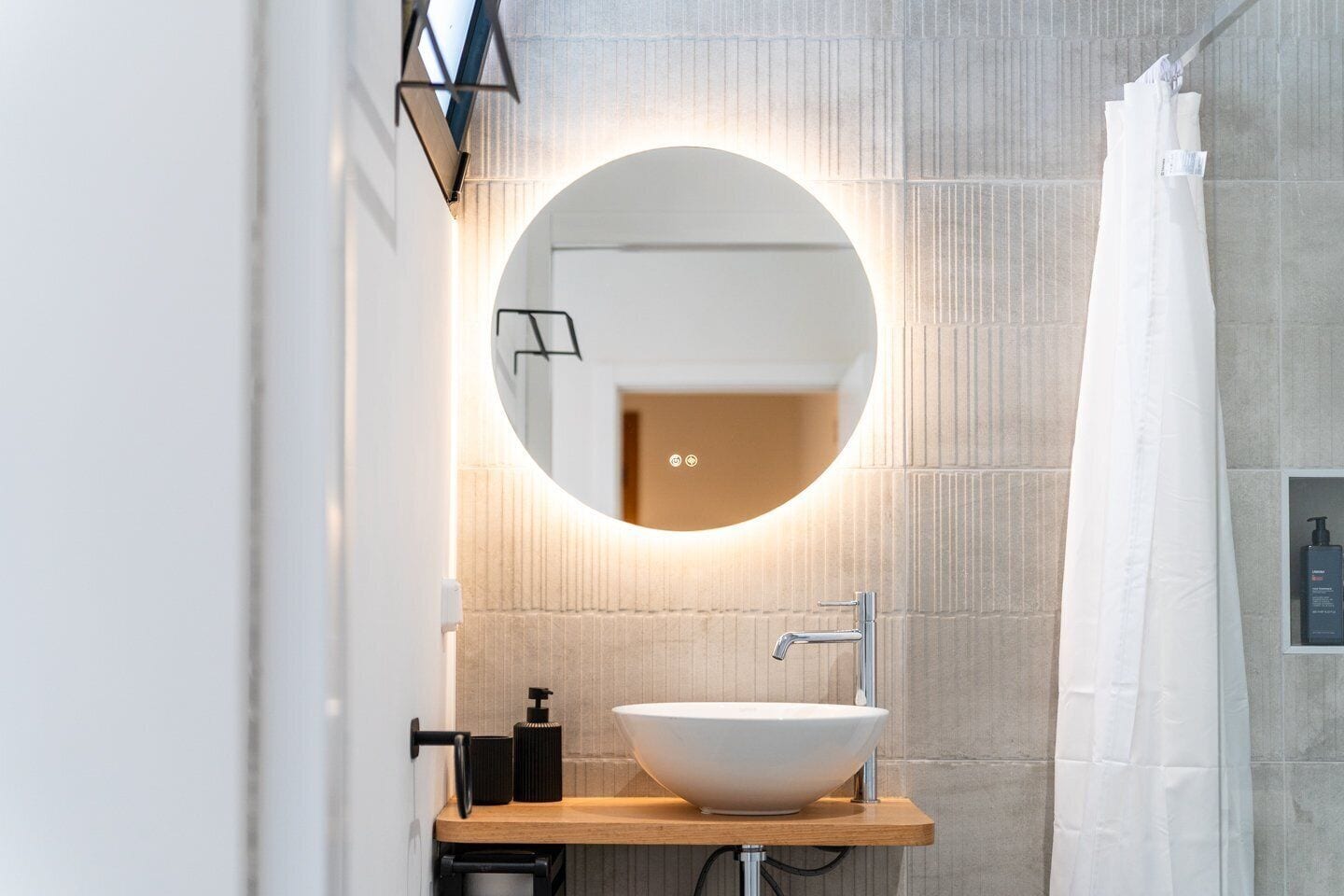 Douche, séchoir à cheveux, serviettes fournies