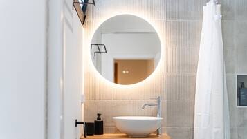 Douche, séchoir à cheveux, serviettes fournies