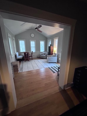 Cheminée, baby-foot, table de tennis de table