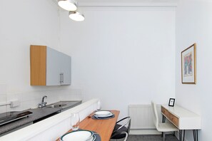 Lägenhet Comfort | Mörkläggningsgardiner, ljudisolering och strykjärn/strykbräda