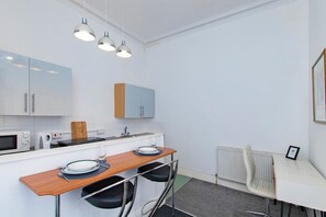 Comfort Apartment | Blackout drapes, soundproofing, iron/ironing board, free WiFi - Montague House (Llandudno)