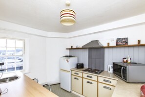Family Apartment, Partial Sea View | Private kitchen