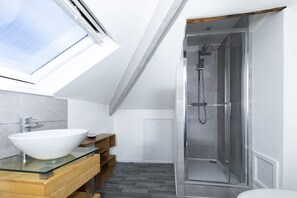 Bathroom - Montague House (Llandudno)