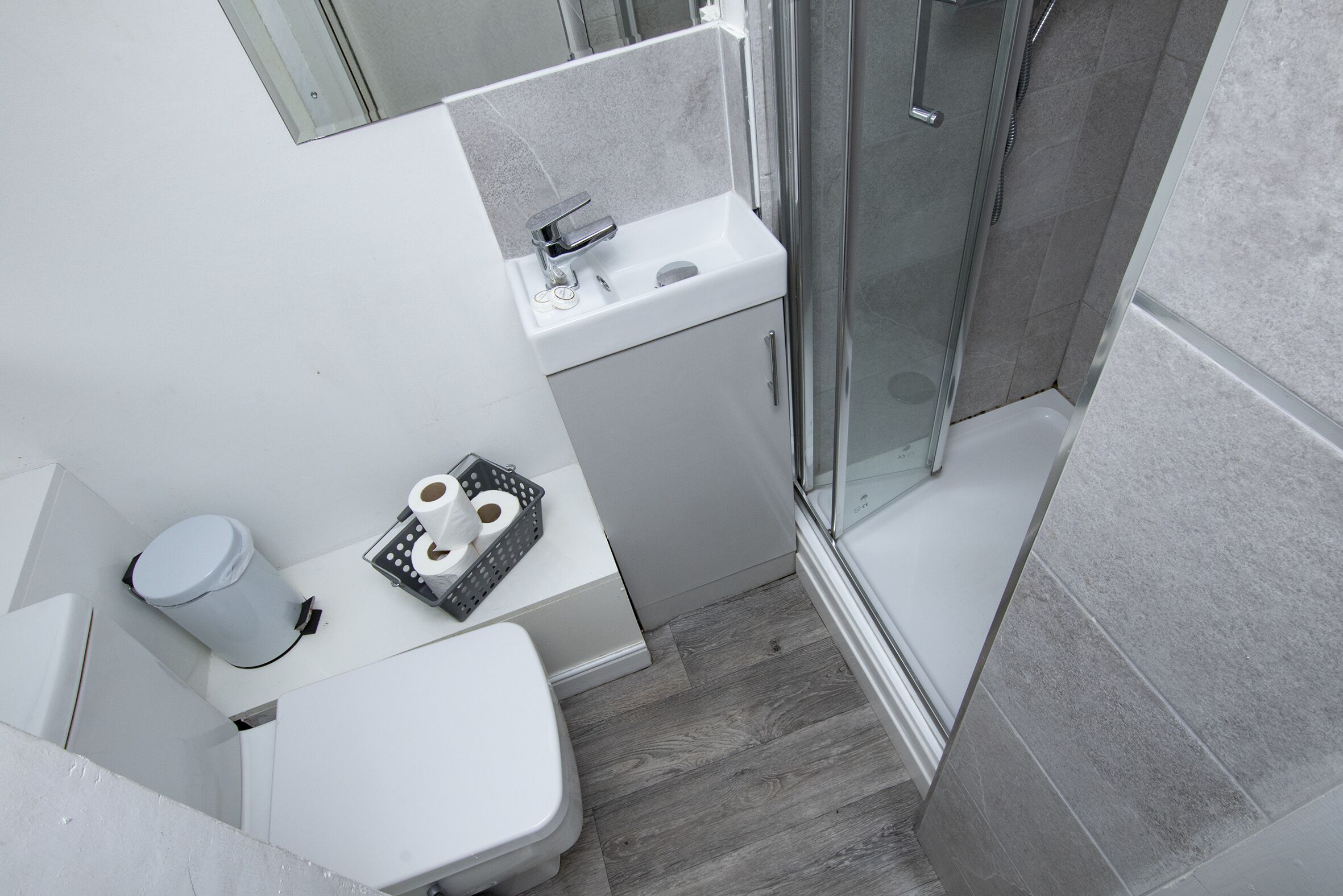 Ein modernes Badezimmer mit Toilette, Waschbecken und Dusche.