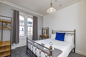 Blackout curtains, soundproofing, iron/ironing board, free WiFi - Montague House (Llandudno)