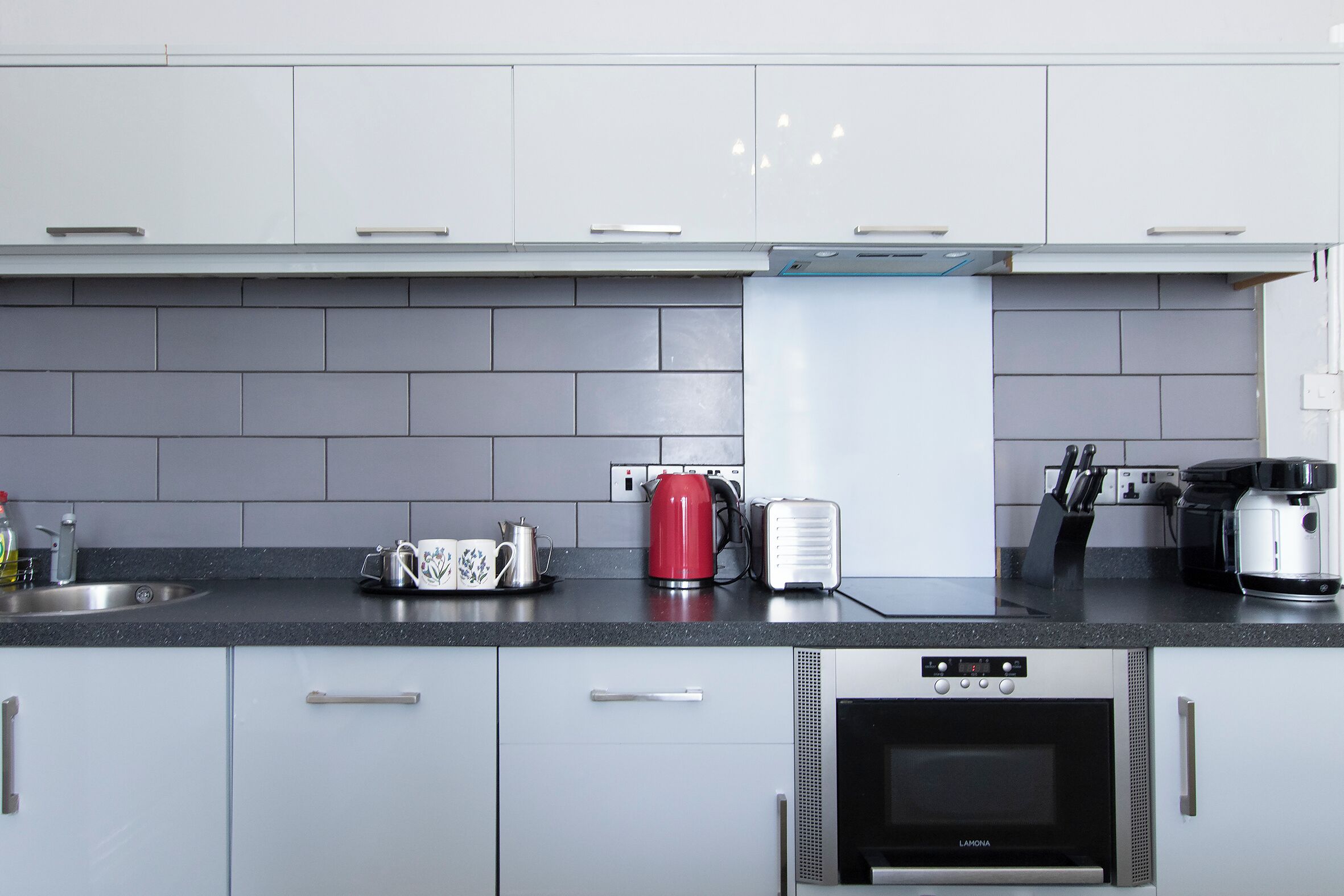 Departamento Deluxe, vista parcial al mar | Cortinas blackout, insonorización y tabla de planchar con plancha 