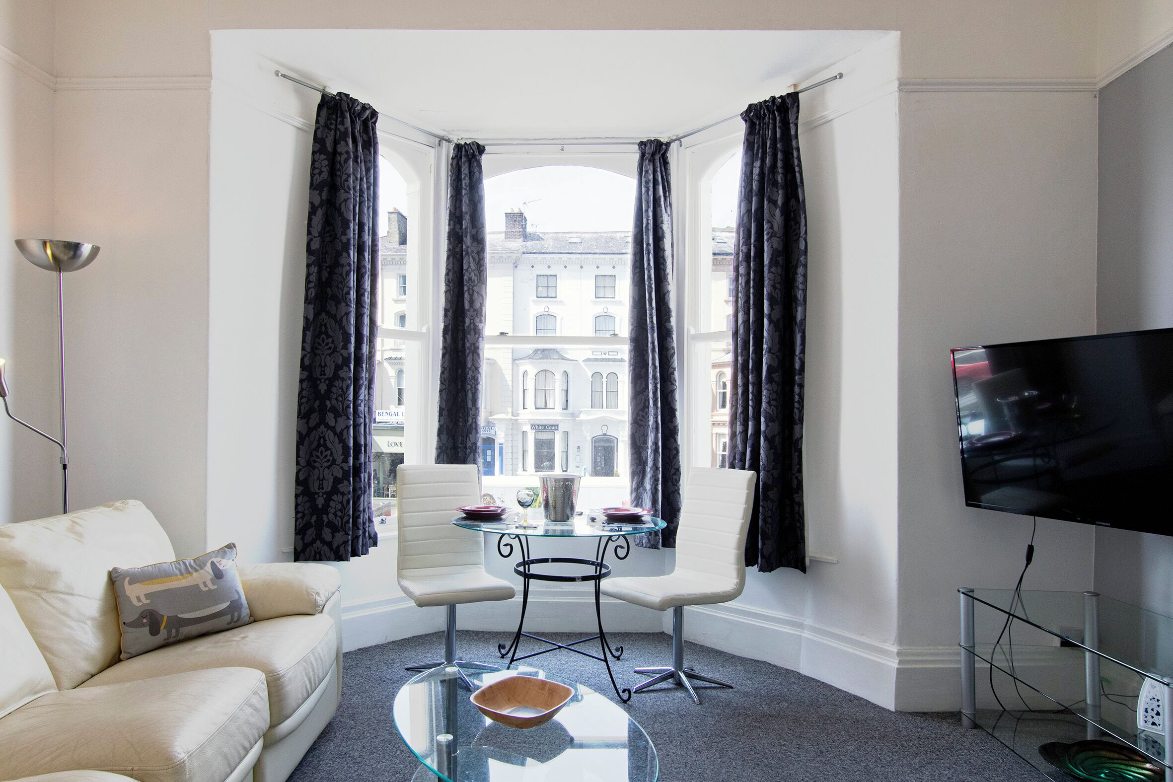 デラックス アパートメント パーシャルシービュー | 遮光カーテン、防音設備、アイロン / アイロン台、WiFi (無料)