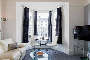 デラックス アパートメント パーシャルシービュー | 遮光カーテン、防音設備、アイロン / アイロン台、WiFi (無料)