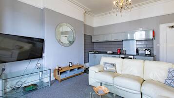 Deluxe-Apartment, eingeschränkter Meerblick | Verdunkelungsvorhänge, schallisolierte Zimmer, Bügeleisen/Bügelbrett