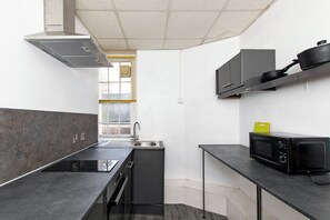 スーペリア アパートメント パーシャルシービュー | 遮光カーテン、防音設備、アイロン / アイロン台、WiFi (無料)