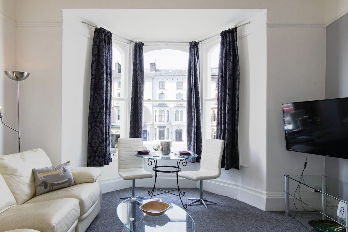 Deluxe Apartment, Partial Sea View | Lounge