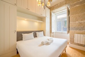 Een bureau, een strijkplank/strijkijzer, internet, beddengoed