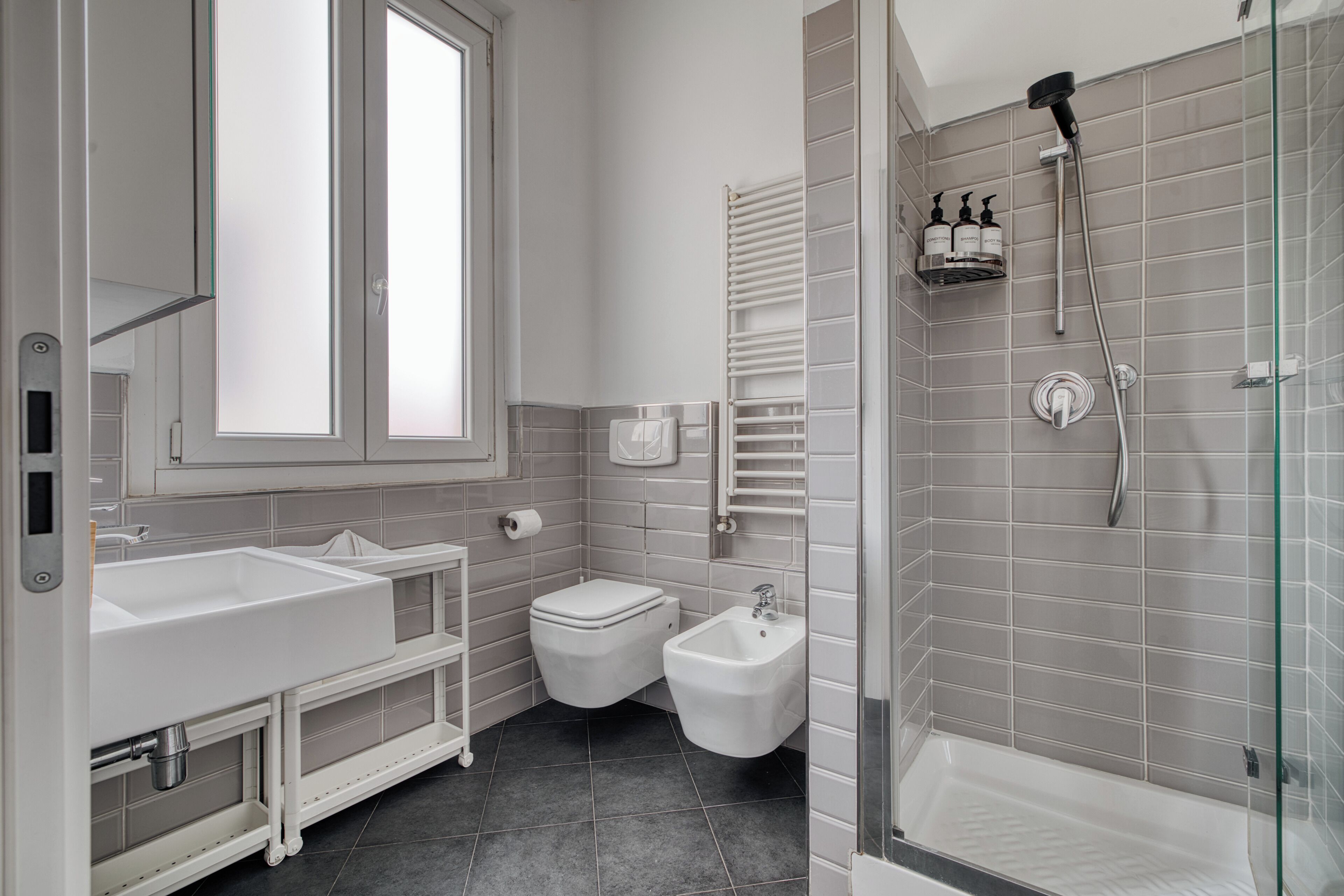 Douche, sèche-cheveux, bidet, serviettes fournies