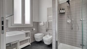 Douche, sĂšche-cheveux, bidet, serviettes fournies