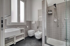 Shower, hair dryer, bidet, towels - [Fiamma20] apt Porta Venezia / Risorgimento (Milan)