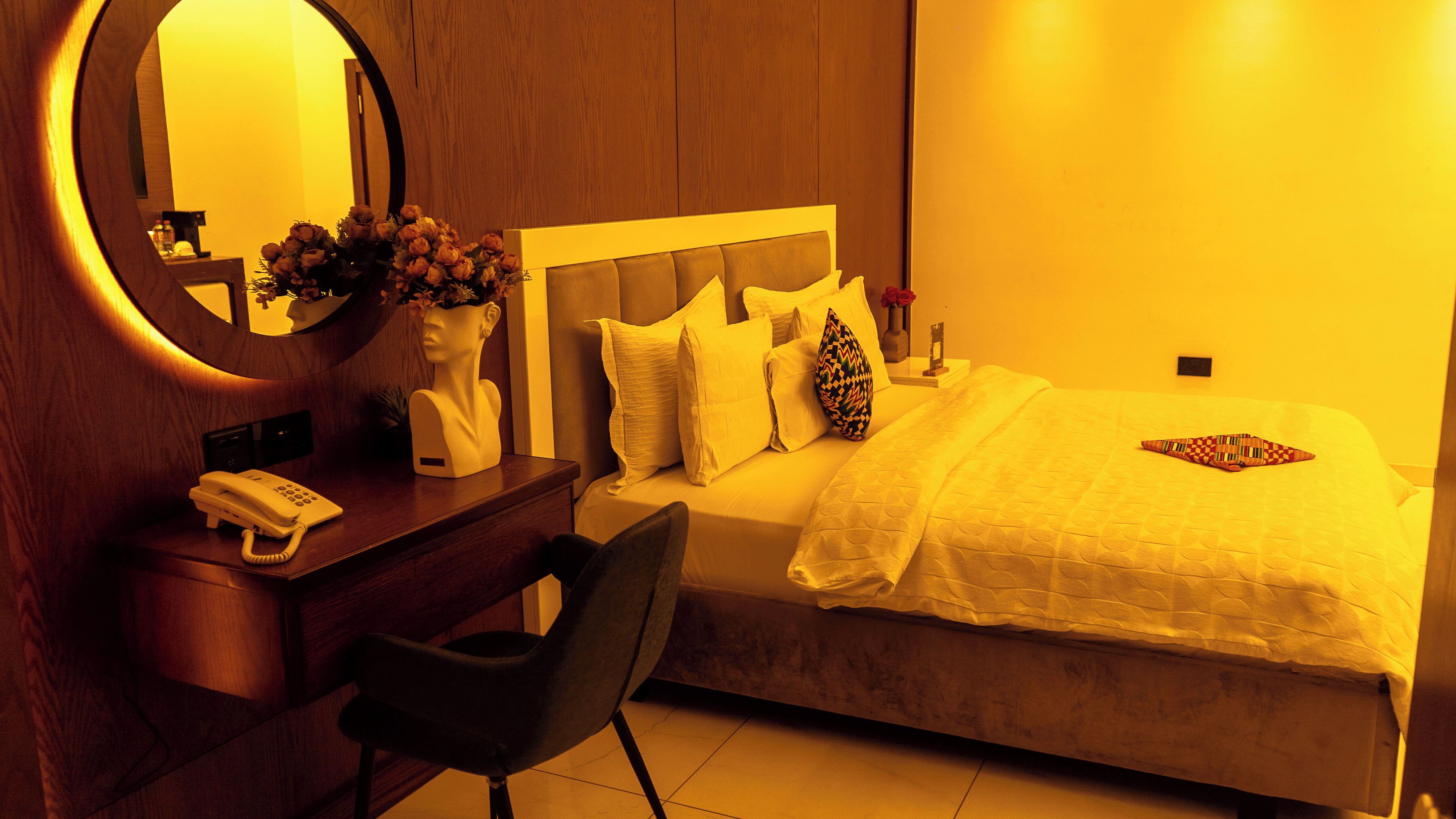 غرفة فاخرة مزدوجة أو بسريرين منفصلين | خزنة داخل الغرفة ومكتب ومساحة عمل للكمبيوتر المحمول وتجهيزات عازلة للصوت