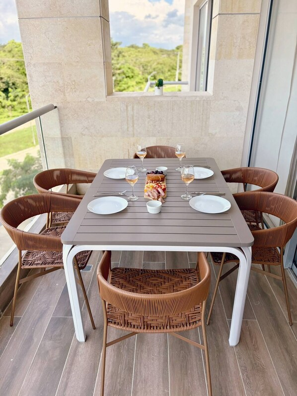 Outdoor dining - Exclusive apartment in Bahia Kristal, Comfort and Style (Cartagena)