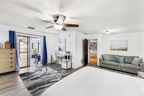 Työpöytä, silitysrauta/-lauta, vauvan matkasänky, ilmainen Wi-Fi