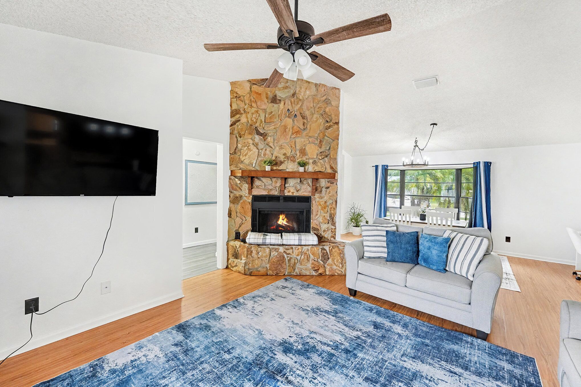 TV connectée, cheminée, table de tennis de table, livres