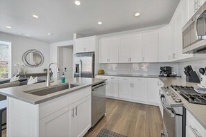 Refrigerador, microondas, placa de cocina, lavavajillas