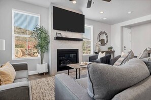 Smart TV, chimenea, mesa de ping pong