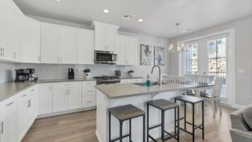 Kühlschrank, Mikrowelle, Herdplatte, Geschirrspüler