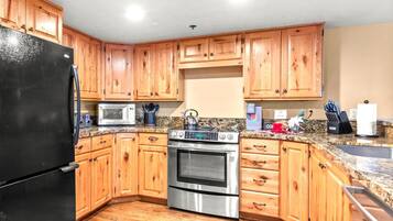 Townhouse (3 Bedrooms) | Dapur pribadi | Lemari es, microwave, oven, dan kompor