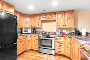 Townhome (3 Bedrooms) | Private kitchen