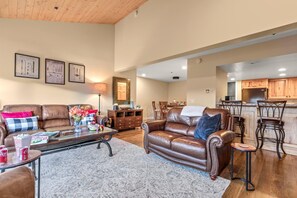 Townhome (3 Bedrooms) | Living room