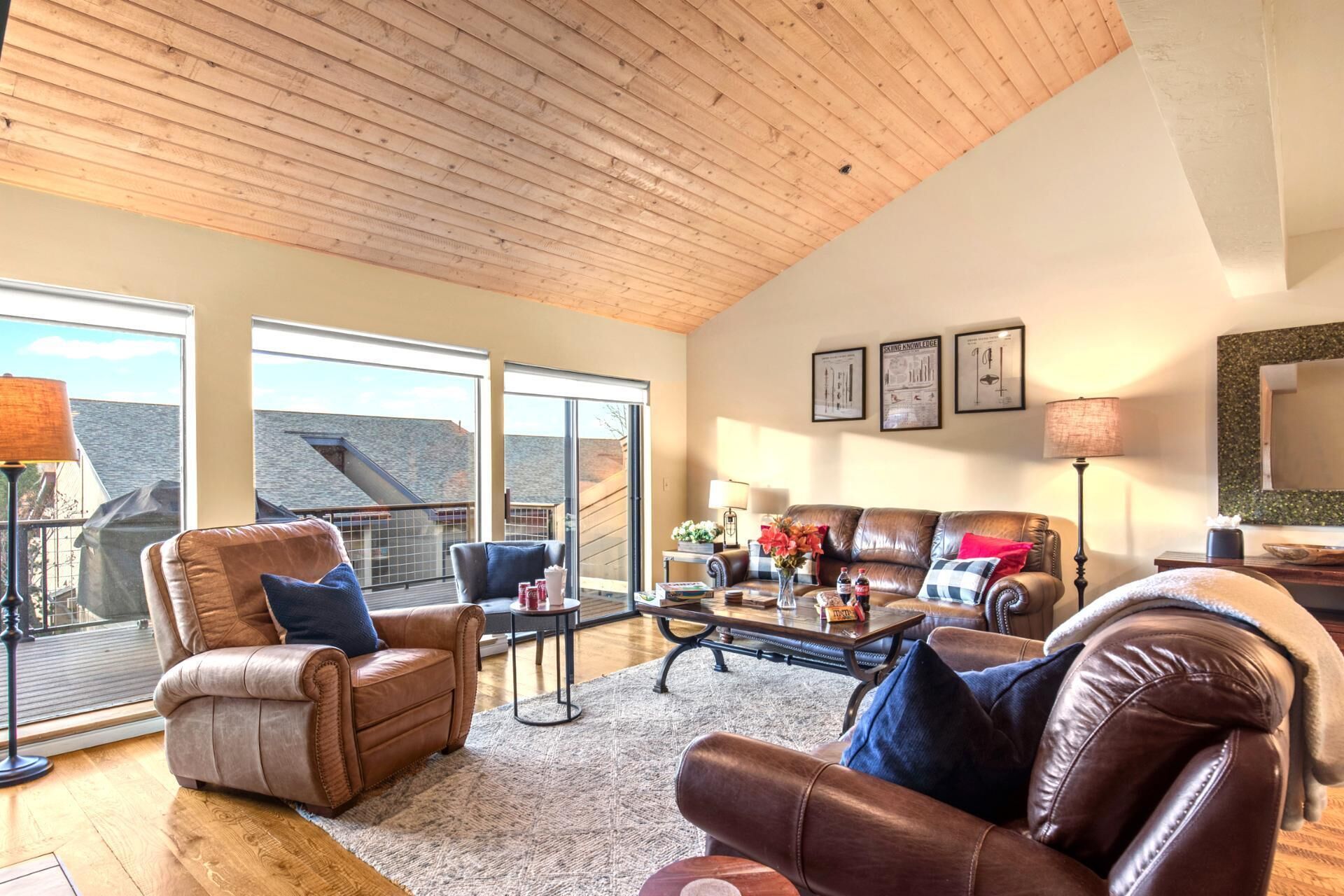 Townhouse (3 Bedrooms) | Ruang keluarga | TV dan perapian