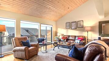 Townhouse (3 Bedrooms) | Ruang keluarga | TV dan perapian