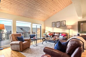 Townhome (3 Bedrooms) | Living room