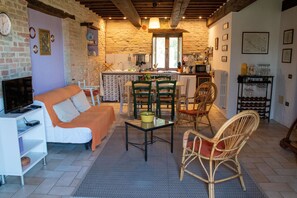 Téléviseur, foyer, livres