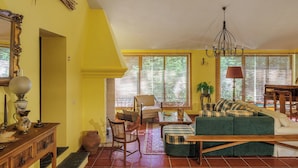 A living room with a sofa, chairs, a table, and a chandelier. - Be&See In River (Ovar)