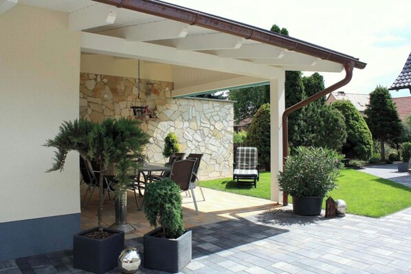 Outdoor dining - COMFORT vacation apartment (Weißenfels)