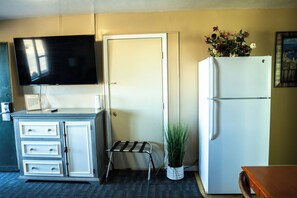 Double Room, Non Smoking | Interior - Yellowstone Motel (Idaho Falls)