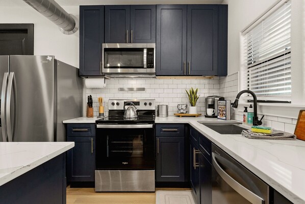 Private kitchen - Modern 2BR By the Lake + Kayaks, Bikes & SUP Boards (Canyon Lake)