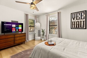 WiFi, bed sheets - Modern 2BR By the Lake + Kayaks, Bikes & SUP Boards (Canyon Lake)