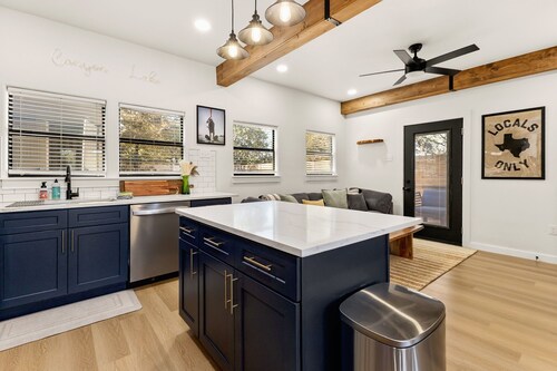 Modern 2BR By the Lake + Kayaks, Bikes & SUP Boards